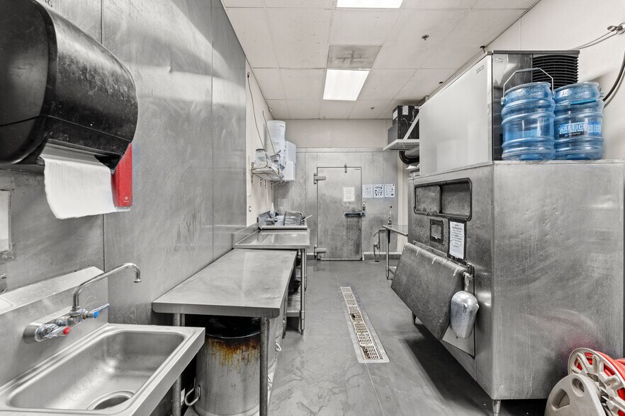 More Photos Of 1025 Industrial Dr, Crestview General Retail For Sale