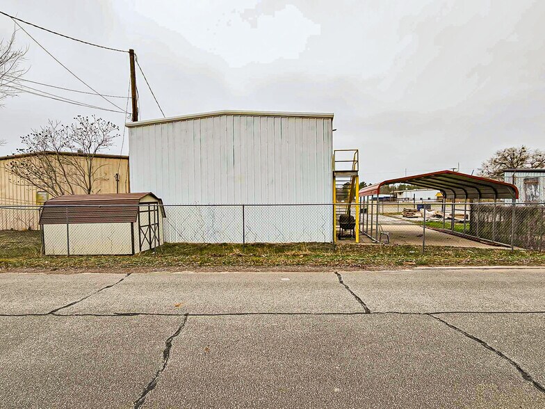 More Photos Of 5424 W Oak St, Palestine Showroom For Lease