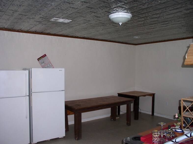 More Photos Of 1009 W Heaton St, Cuero Office For Sale
