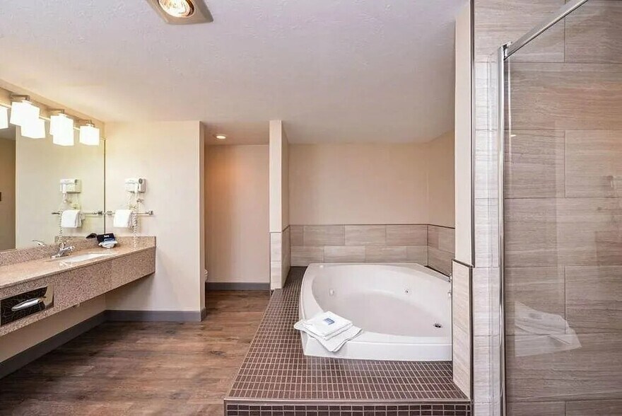 More Photos Of 1607 E Highway 50, Yankton Hotel For Sale