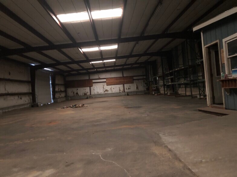 More Photos Of 3 Mize Rd, Toccoa Showroom For Lease