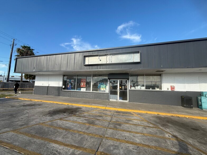 Primary Photo Of 2214 Leopard St, Corpus Christi Freestanding For Sale