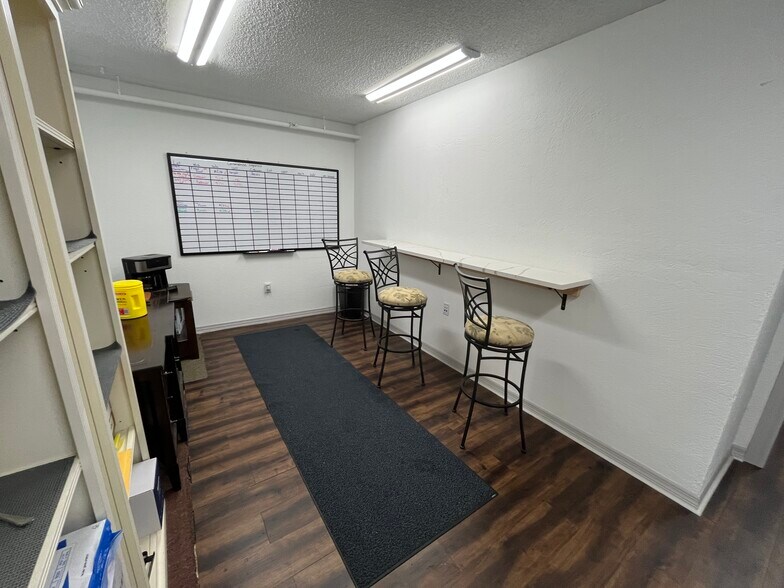 More Photos Of 12155 Metro Pky, Fort Myers Showroom For Lease