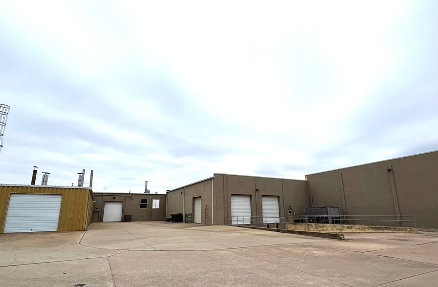 More Photos Of 7615 Warehouse Ave, Winfield Manufacturing For Lease
