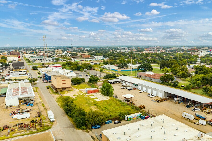 More Photos Of 301 S 13th St, Waco Freestanding For Sale