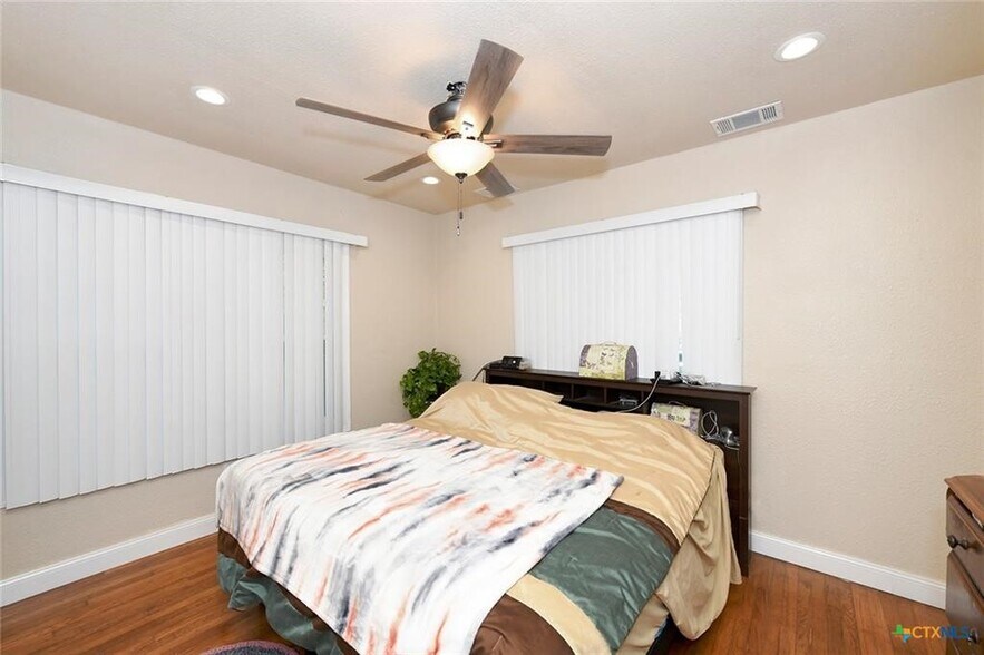 More Photos Of 1440 Business 35 Ave, New Braunfels Office For Sale