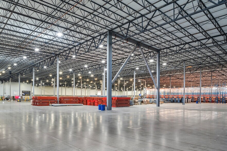 More Photos Of 7865 National Tpke, Louisville Distribution For Lease