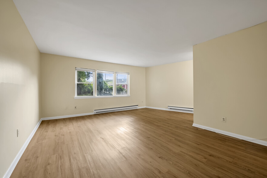 Primary Photo Of 3908 Little Neck Pky, Douglaston Apartments For Lease