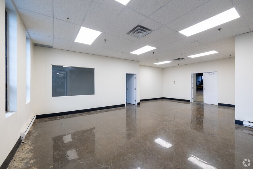 More Photos Of 1100-1240 Rue Beaulac, Montréal Showroom For Lease