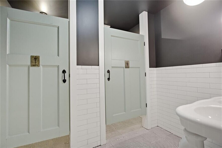 More Photos Of 230 E Main St, Walhalla Office For Sale