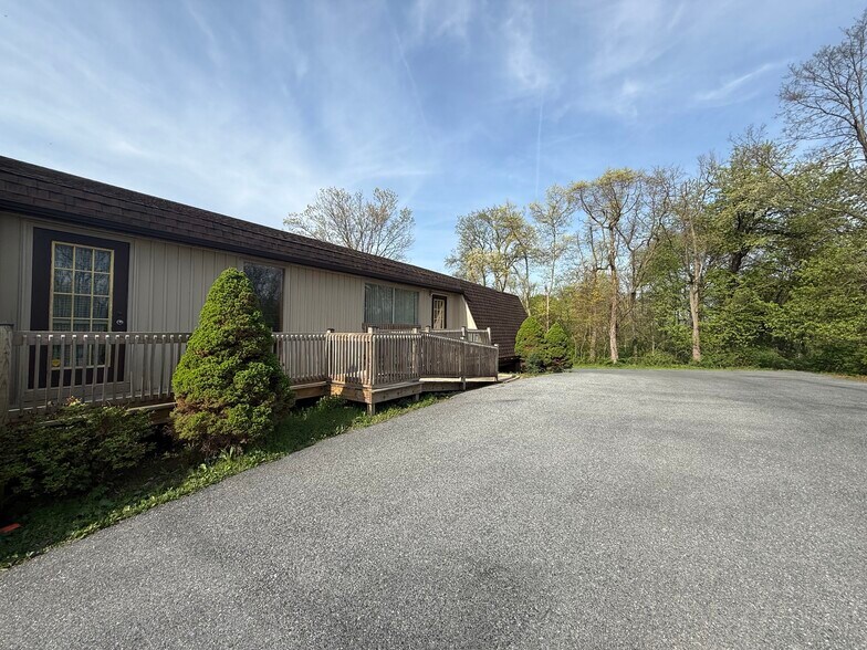 More Photos Of 550 N Mountain Rd, Harrisburg Freestanding For Lease