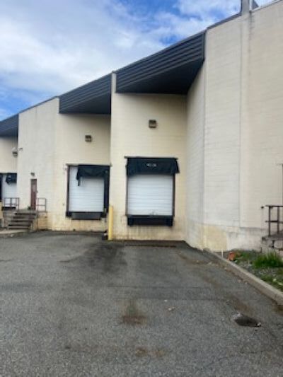 More Photos Of 5 N Corporate Dr, Riverdale Distribution For Lease