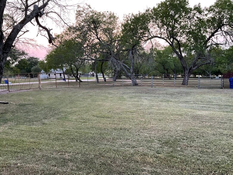 More Photos Of 1310 W Grand Ave, Yoakum Veterinarian Kennel For Sale