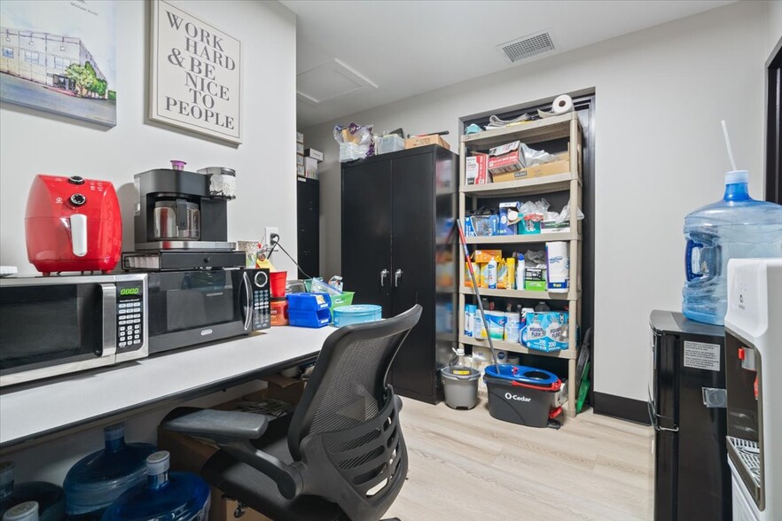 More Photos Of 1415 Shelby St, Indianapolis Office For Sale