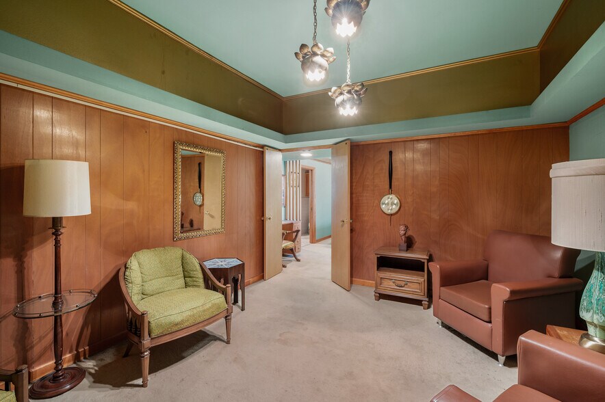 More Photos Of 531 W Main St, Denison Office For Sale