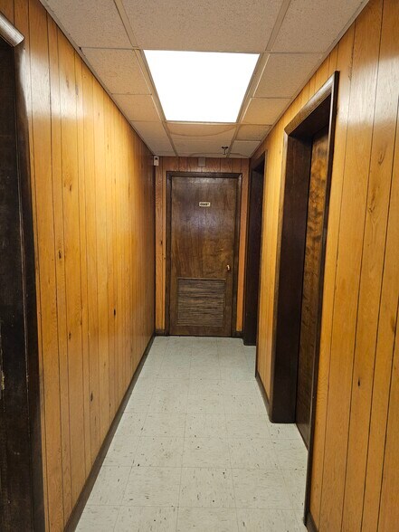 More Photos Of 1551 S Wilcox Dr, Kingsport Distribution For Lease