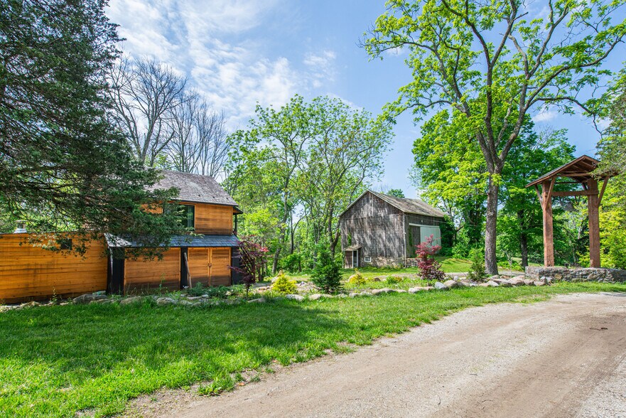 More Photos Of 62 Mount Pleasant Rd, Columbia Specialty For Sale