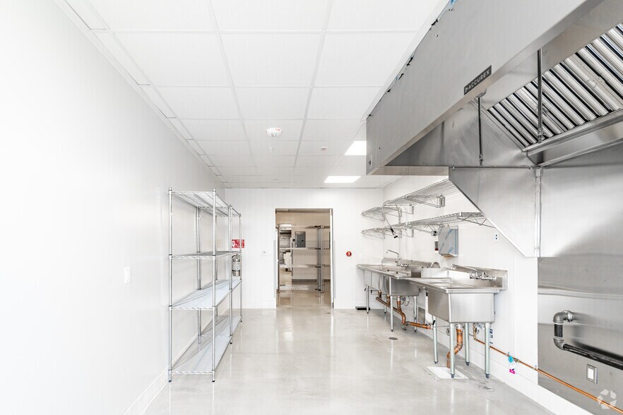 More Photos Of 16711-16725 Hawthorne Blvd, Lawndale Unknown For Lease