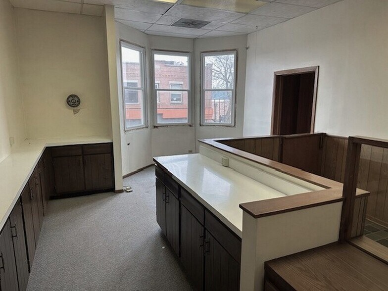 More Photos Of 117 N Main St, Crystal Lake General Retail For Sale