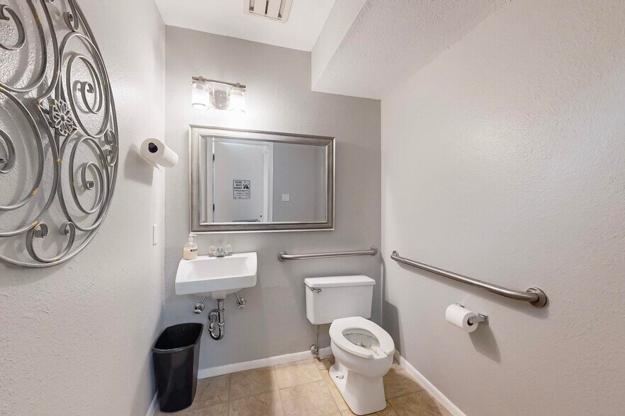 More Photos Of 516 Chama St NE, Albuquerque Office For Sale