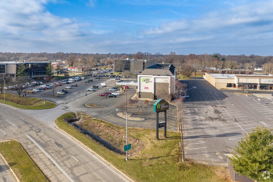 More Photos Of 3185 S Dirksen Pkwy, Springfield Hotel For Sale