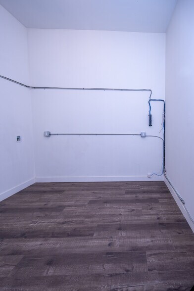 More Photos Of 901-907 S Hill St, Los Angeles Storefront For Lease