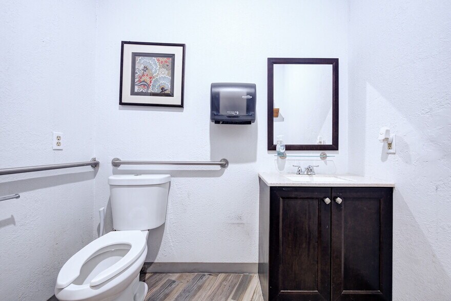 More Photos Of 7917 N May Ave, Oklahoma City Freestanding For Sale