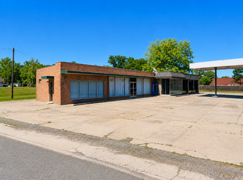 More Photos Of 300 W Seaboard St st, Bladenboro Showroom For Sale