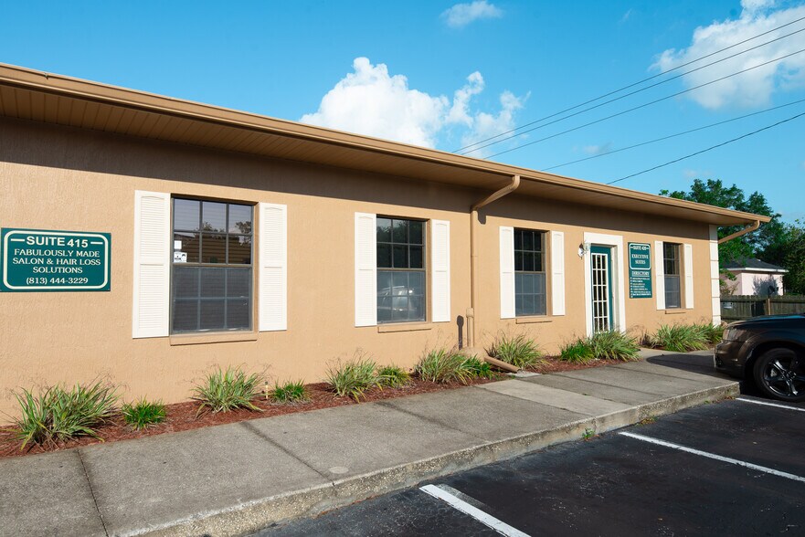 More Photos Of 8909 Regents Park Dr, Tampa Office Residential For Lease