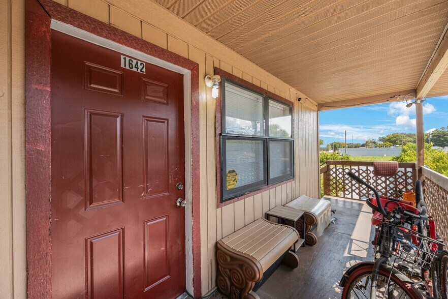 More Photos Of 1626 49th St S, Gulfport Storefront Retail Residential For Sale