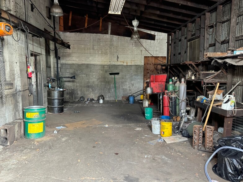 More Photos Of 1041-1109 SE Brooklyn St, Portland Warehouse For Sale