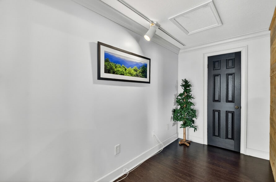 More Photos Of 240 W Main St, Blue Ridge Office For Sale