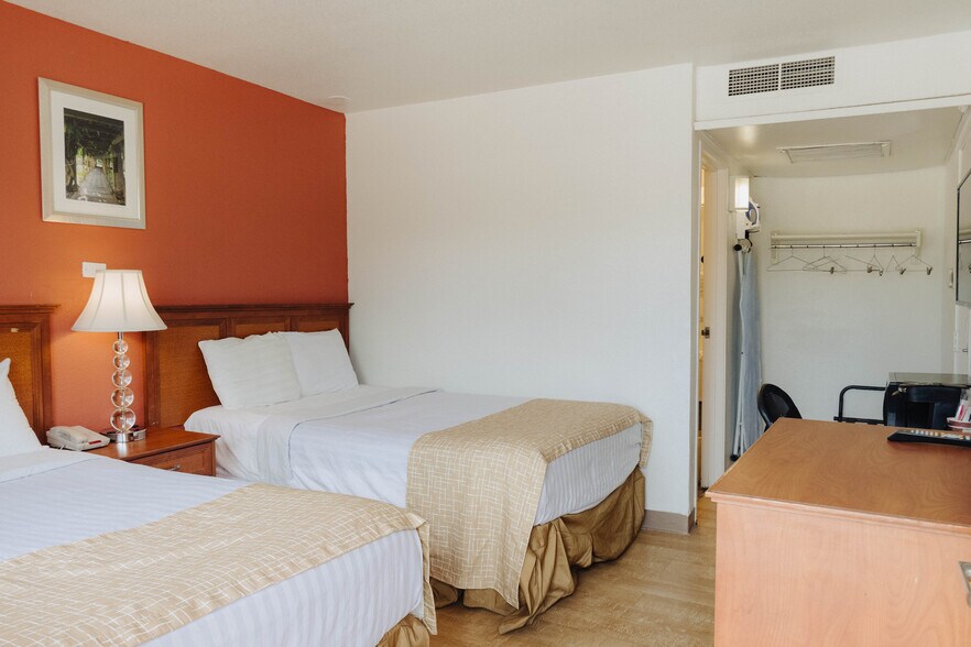 More Photos Of 1600 Cedar St, Raton Hotel For Sale