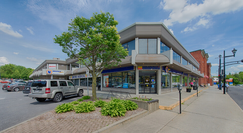 Primary Photo Of 35-55 Rue Principale, Granby General Retail For Lease