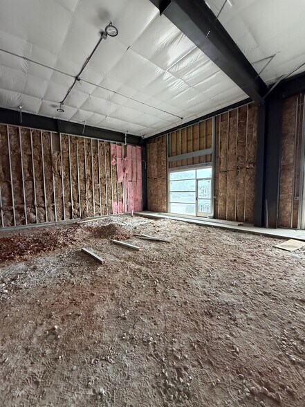 More Photos Of 2420 S 8th St, Rogers Flex For Lease