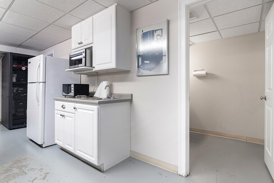 More Photos Of 376 Dry Bridge Rd, North Kingstown Warehouse For Sale