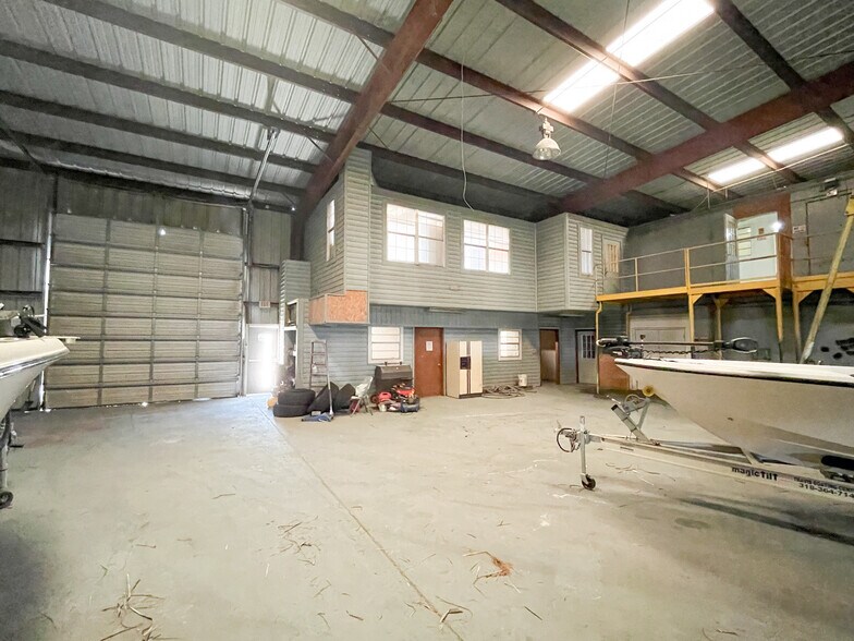 More Photos Of 3703 S Lewis St, New Iberia Warehouse For Sale