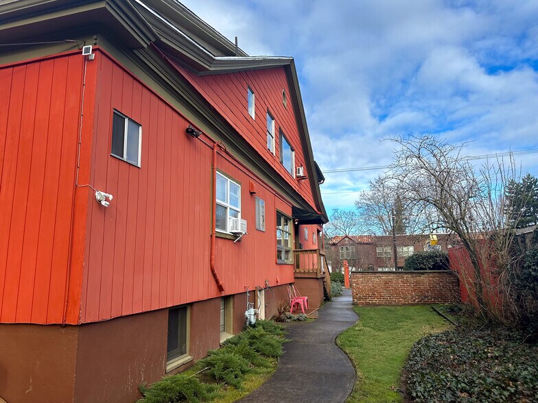 More Photos Of 2928 SE Hawthorne Blvd, Portland Office For Sale