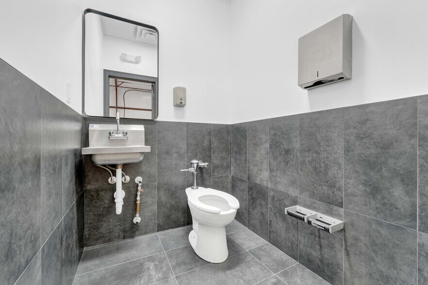 More Photos Of 9228 Kingsville St, Houston Warehouse For Lease