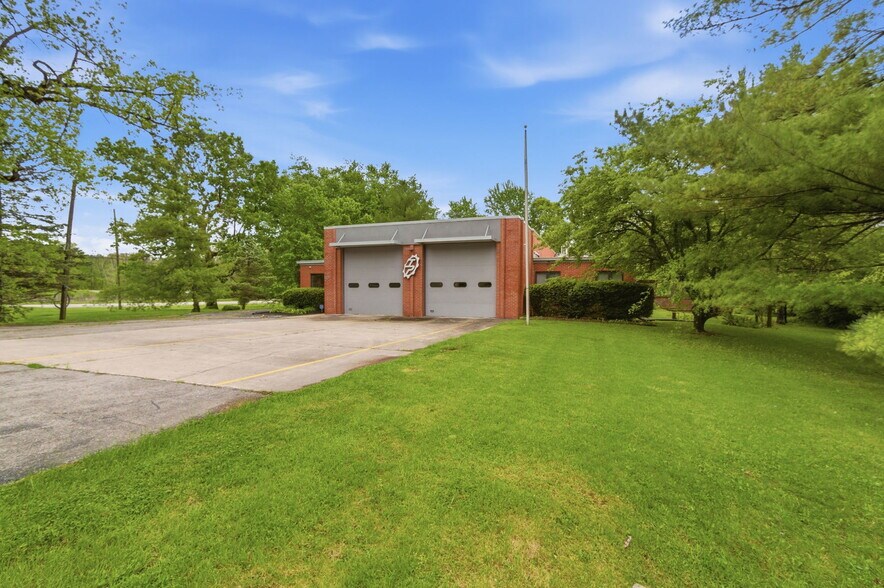 More Photos Of 7731 Traders Ln, Indianapolis Office For Sale