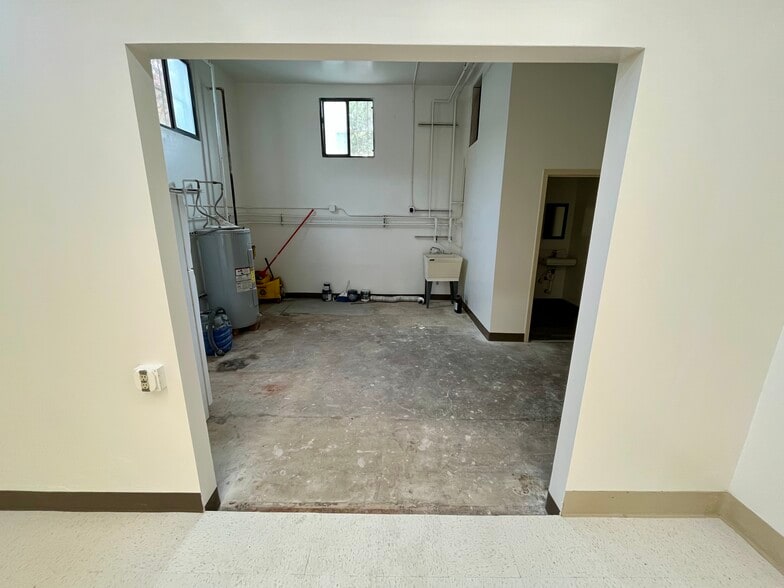 More Photos Of 1730 NE Broadway St, Portland Storefront For Lease