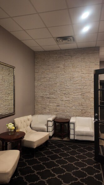 More Photos Of 400 N Wells St, Chicago Office For Lease