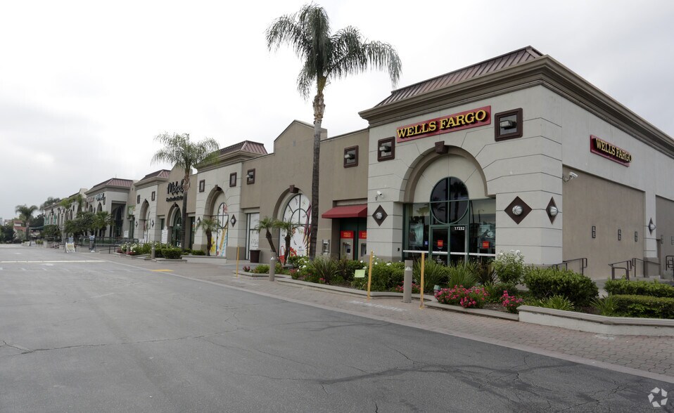 More Photos Of 17200 Ventura Blvd, Encino General Retail For Lease
