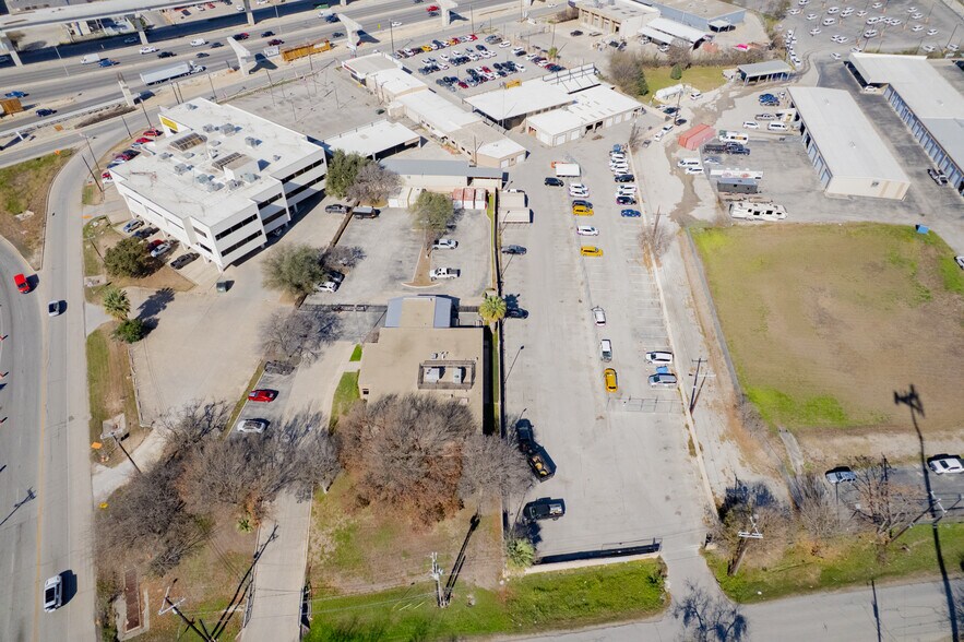 More Photos Of 9600 N I-35, San Antonio Showroom For Lease
