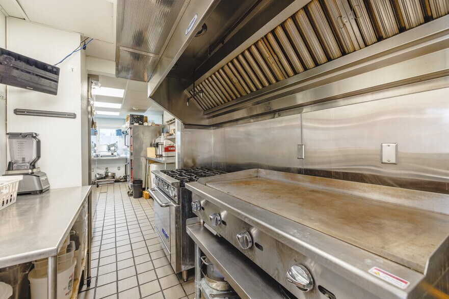 More Photos Of 9 W 43rd St, Savannah Office For Lease