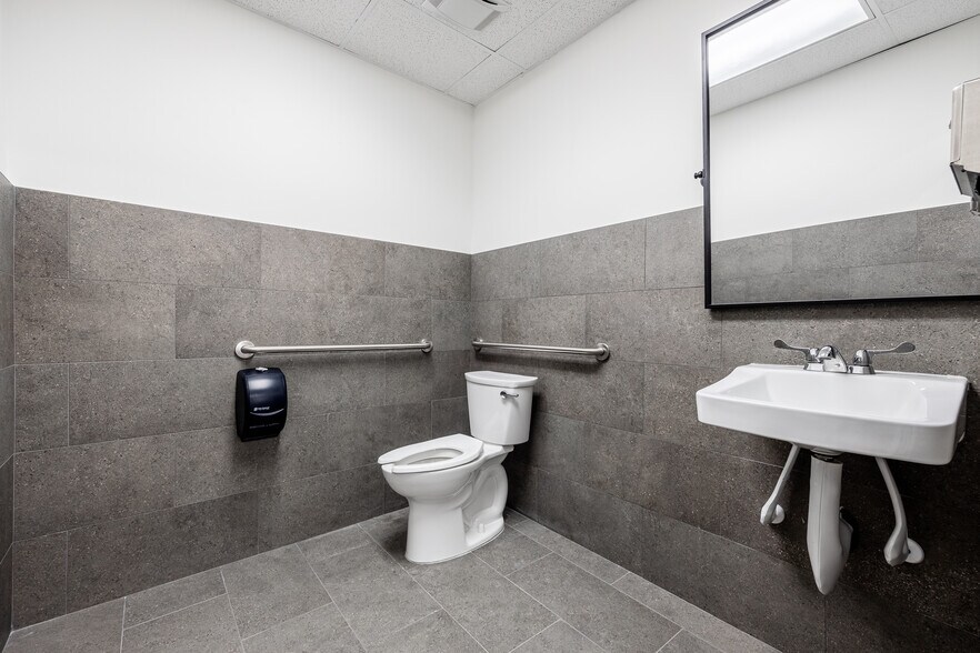 More Photos Of 4150 S Cleveland Ave, Fort Myers Freestanding For Sale