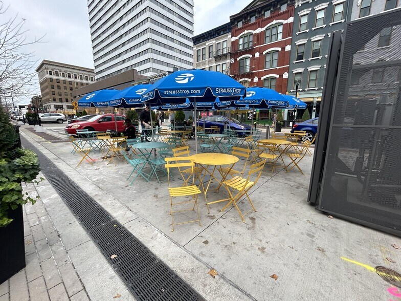 More Photos Of 41 E Court St, Cincinnati Storefront Retail Residential For Lease