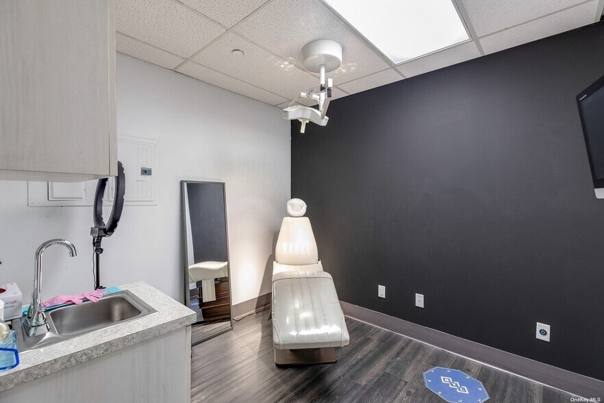 More Photos Of 775 Park Ave, Huntington Medical For Lease