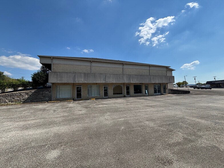 More Photos Of 899-911 W Main St, Hendersonville Freestanding For Sale