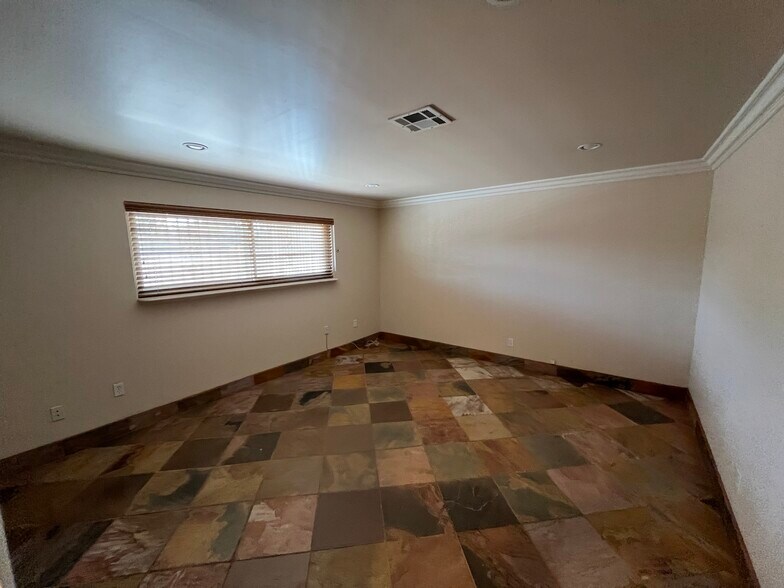 More Photos Of 3909 Vegas Dr, Las Vegas Office For Sale
